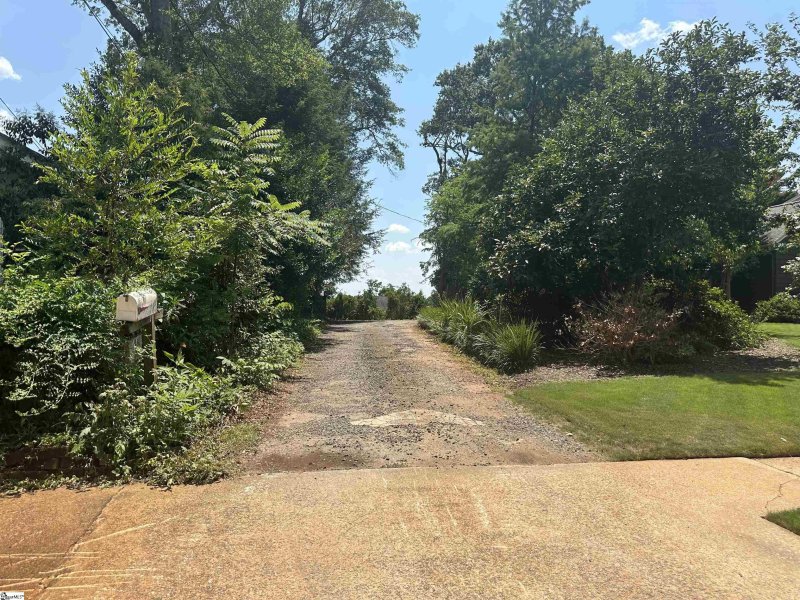 Property image 5 of 15 W Hillcrest Drive in North Main, Greenville, SC 29609