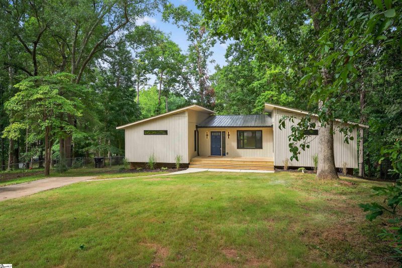 Property image 2 at 8 Chuckwood Court, Simpsonville, SC 29680-3014