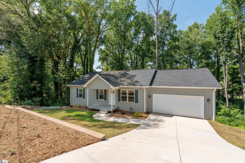 Property image 2 of 200 Hillbrook Road in Brook Glenn Gardens, Taylors, SC 29687