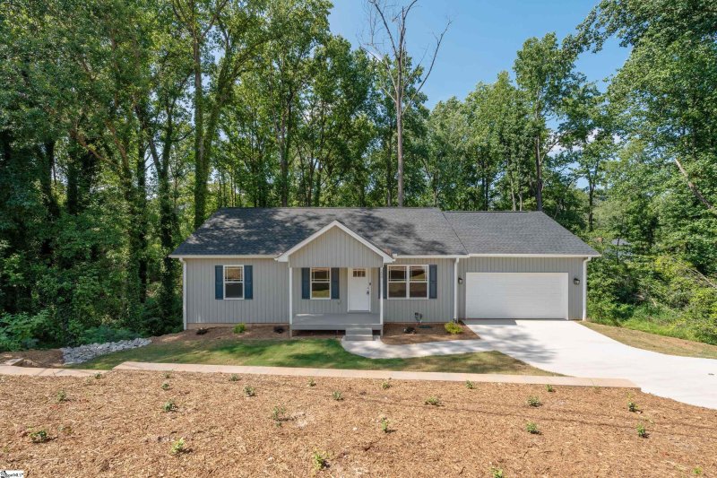 Property image 4 of 200 Hillbrook Road in Brook Glenn Gardens, Taylors, SC 29687