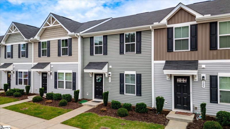 Property image 2 of 121 Fernside Court in Hampton Townes, Greenville, SC 29617