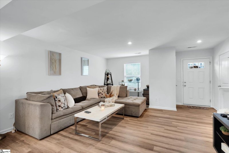 Property image 3 of 121 Fernside Court in Hampton Townes, Greenville, SC 29617