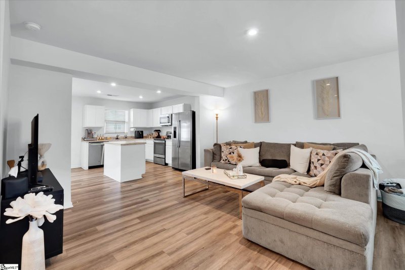 Property image 4 of 121 Fernside Court in Hampton Townes, Greenville, SC 29617