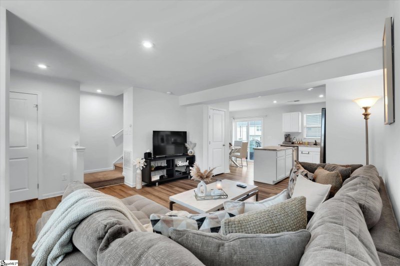 Property image 5 of 121 Fernside Court in Hampton Townes, Greenville, SC 29617