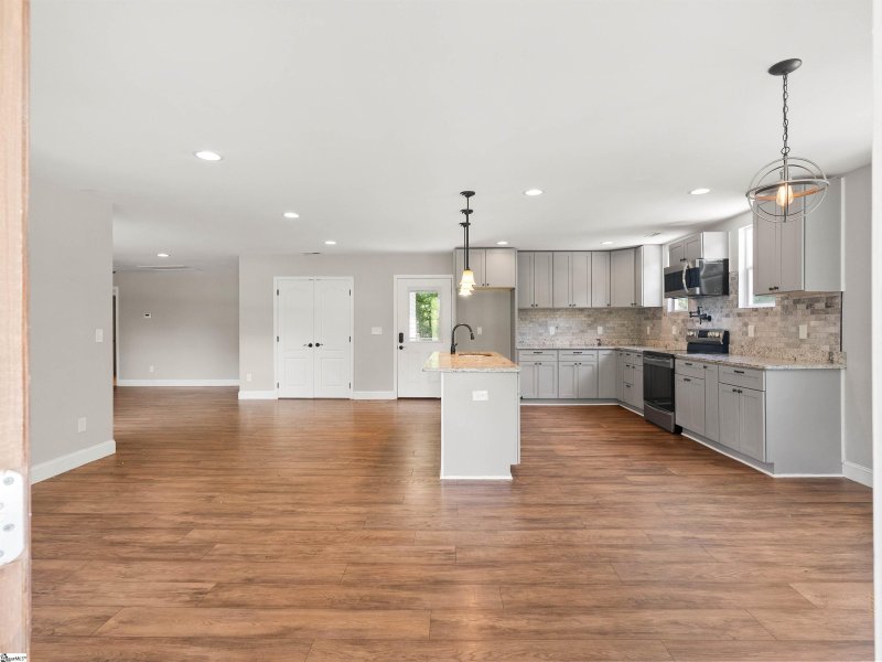 Property image 4 at 10 N Rockview Drive, Greenville, SC 29609