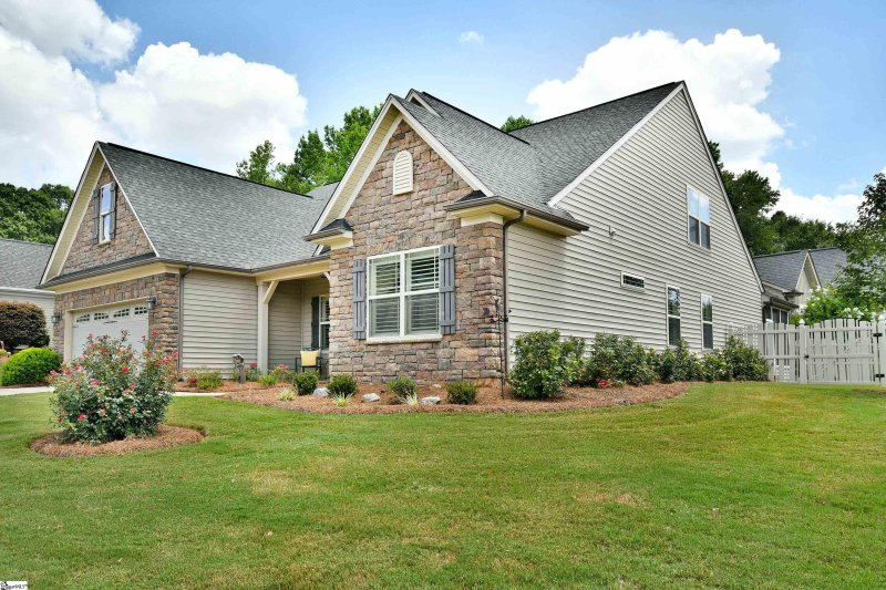 Property image 2 at 2 Jillian Lee Court, Simpsonville, SC 29681