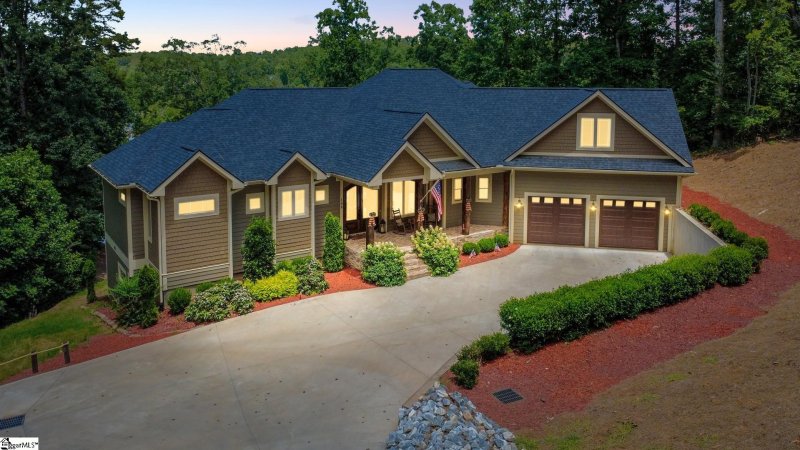 Property image 2 of 308 Treetops Drive in Waterford Pointe, Seneca, SC 29672