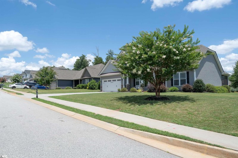 Property image 2 of 521 Turning Leaf Lane in Amber Oaks, Greer, SC 29651