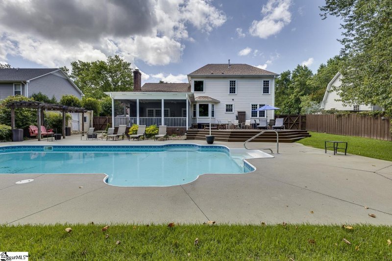 Property image 3 at 704 E Silverleaf Street, Greer, SC 29650