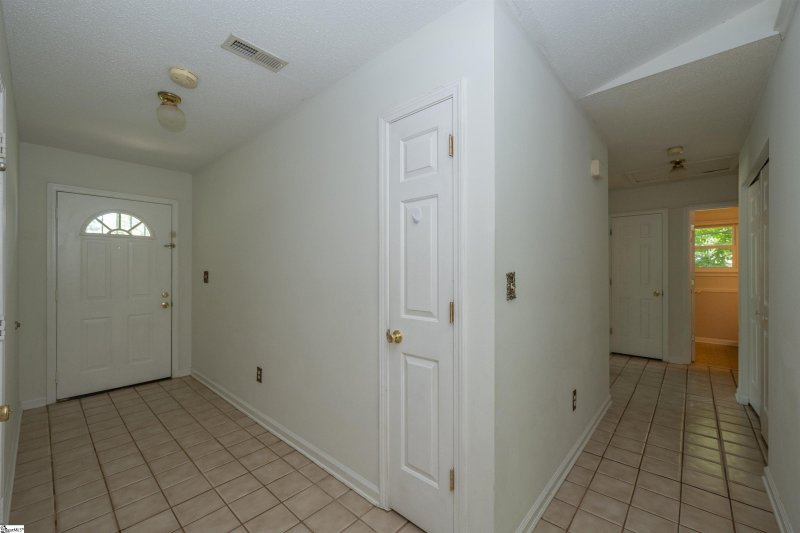Property image 2 of 7 E Long Creek Court in Standing Springs Estates, Simpsonville, SC 29680