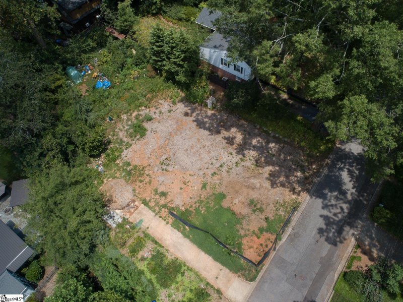 Property image 3 of 26 Windsor Drive in North Main, Greenville, SC 29609