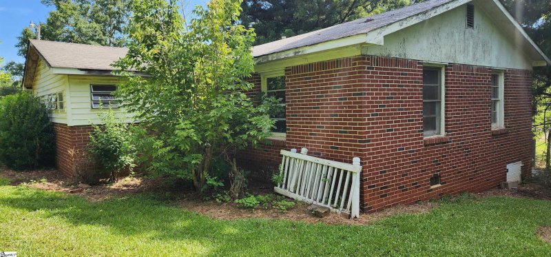 Property image 3 of 907 Dacusville Highway in Rc Jack Oates, Easley, SC 29640