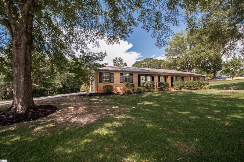 Property image 3 of 303 Robinall Drive in Forest Acres, Easley, SC 29642