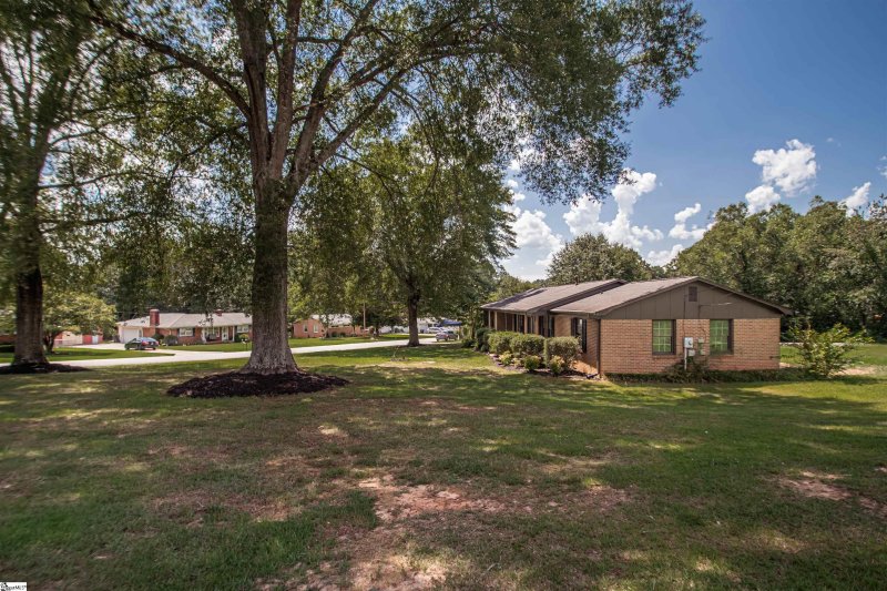 Property image 4 of 303 Robinall Drive in Forest Acres, Easley, SC 29642