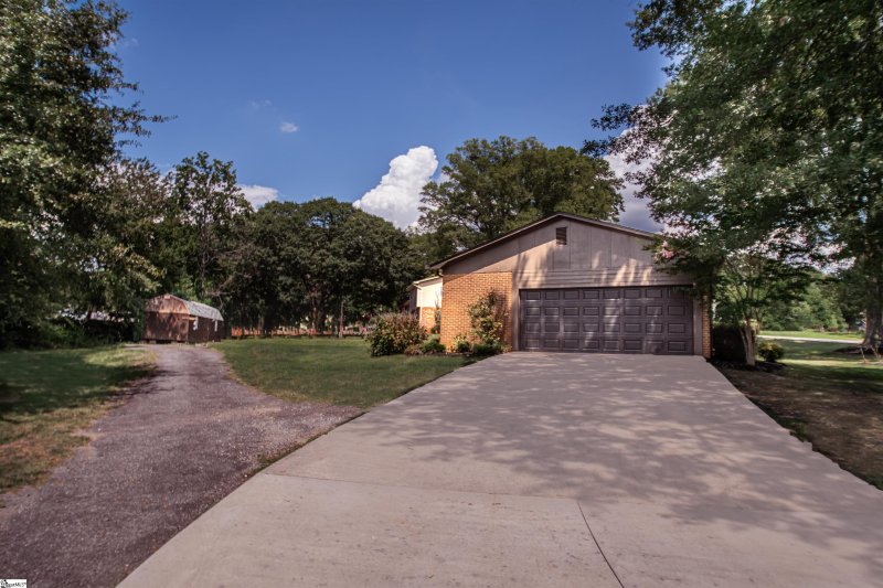 Property image 5 of 303 Robinall Drive in Forest Acres, Easley, SC 29642