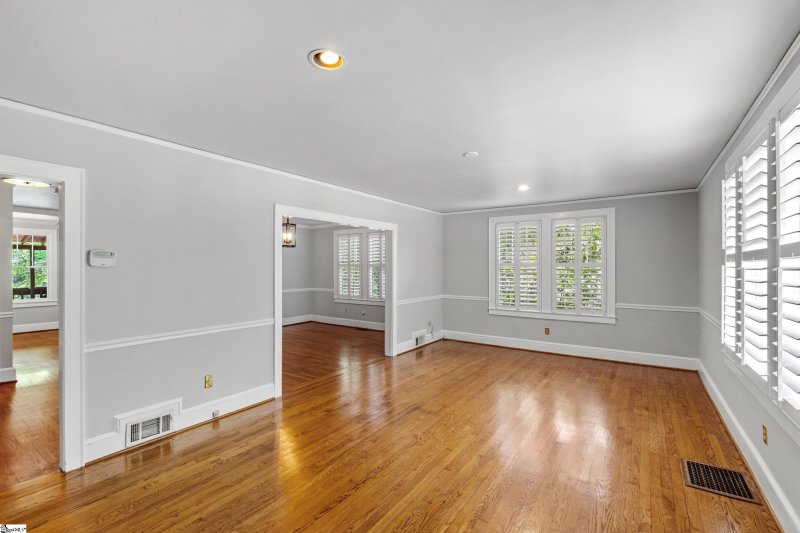 Property image 3 of 222 E Avondale Drive in North Main, Greenville, SC 29609