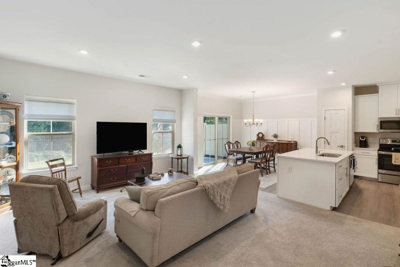 Property image 2 of 518 Martin Creek Drive in Merrydale Village, Simpsonville, SC 29680