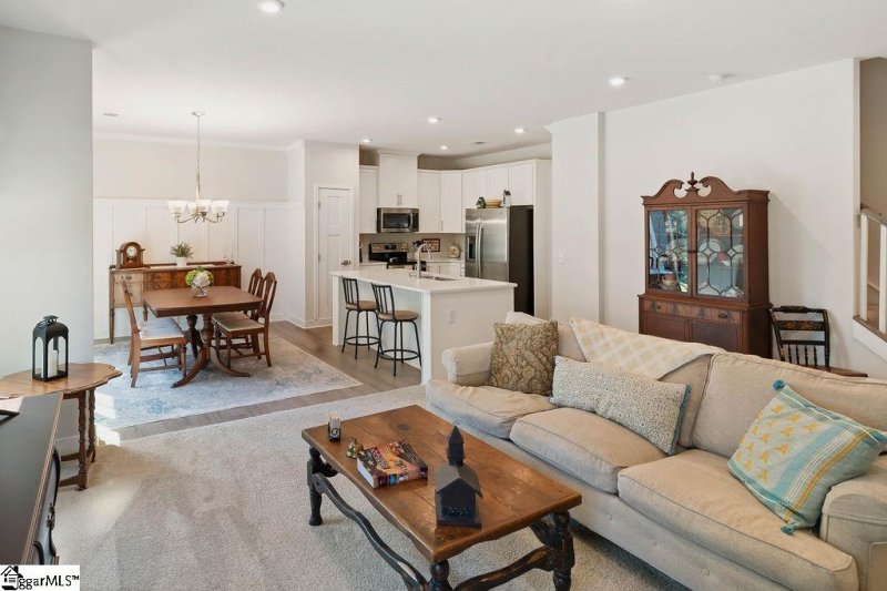 Property image 3 of 518 Martin Creek Drive in Merrydale Village, Simpsonville, SC 29680