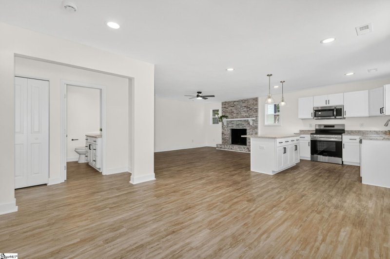 Property image 3 at 1025 N Franklin Road, Greenville, SC 29617