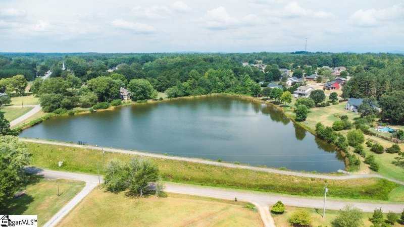 Property image 2 at 32 Berry Pine Court, Taylors, SC 29687