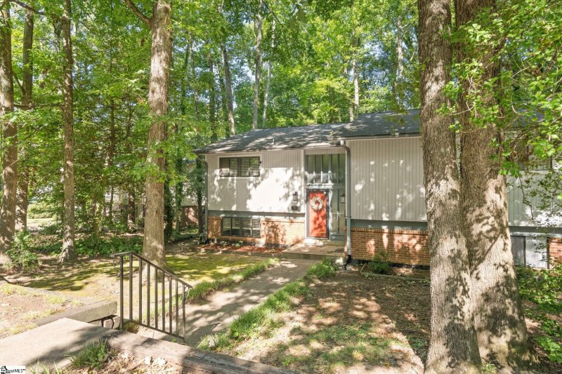 Property image 2 at 100 Briarview Circle, Greenville, SC 29615