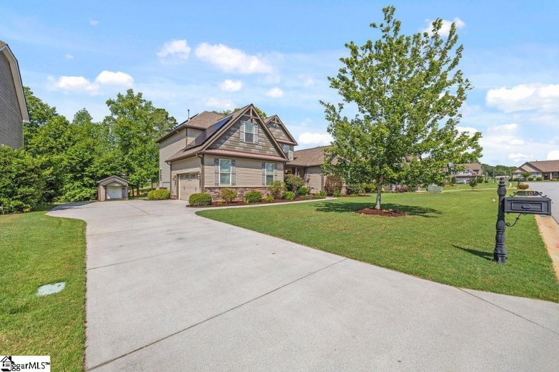 Property image 3 of 10 Meadowgold Lane in Amber Oaks, Greer, SC 29651