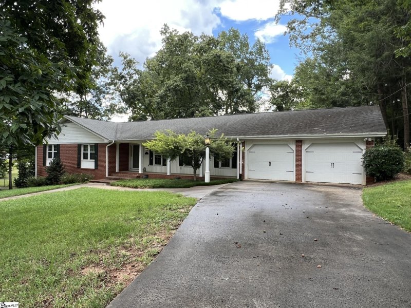 Property image 2 of 101 Robinall Drive in Forest Acres, Easley, SC 29642