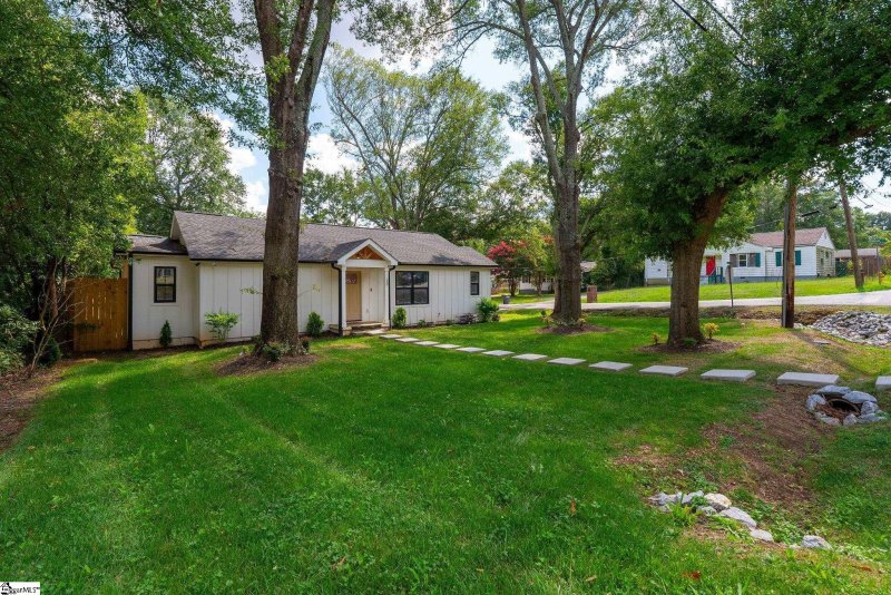 Property image 4 at 29 Collinson Road, Greenville, SC 29605