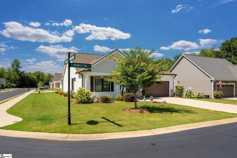 Property image 3 of 124 Sunlit Drive in Cottages at Harrison Bridge, Simpsonville, SC 29680