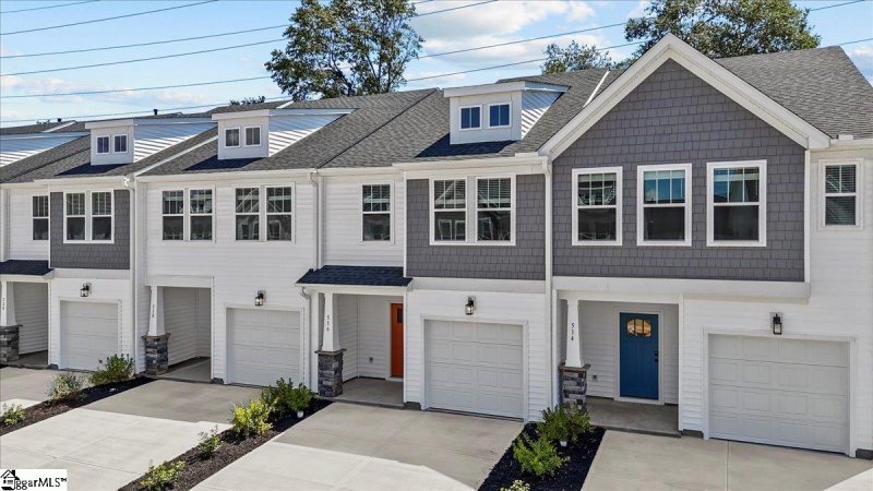Property image 2 of 516 Harebell Way in Hickory Heights, Greenville, SC 29617