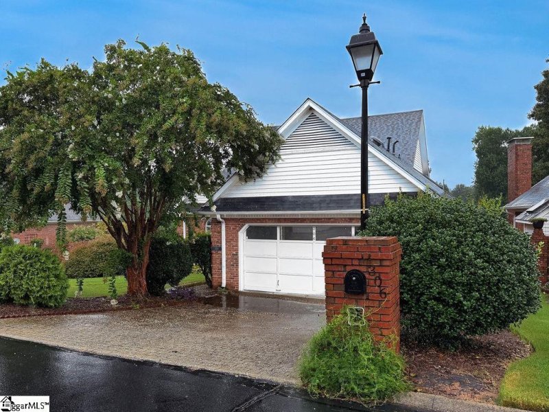 Property image 2 of 306 Greenview Circle in Linkside Green, Greenville, SC 29609