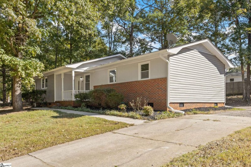 Property image 2 of 210 Pinonwood Drive in Westwood, Simpsonville, SC 29680