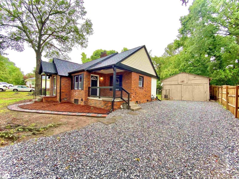 Property image 2 at 301 Churchill Circle, Greenville, SC 29605