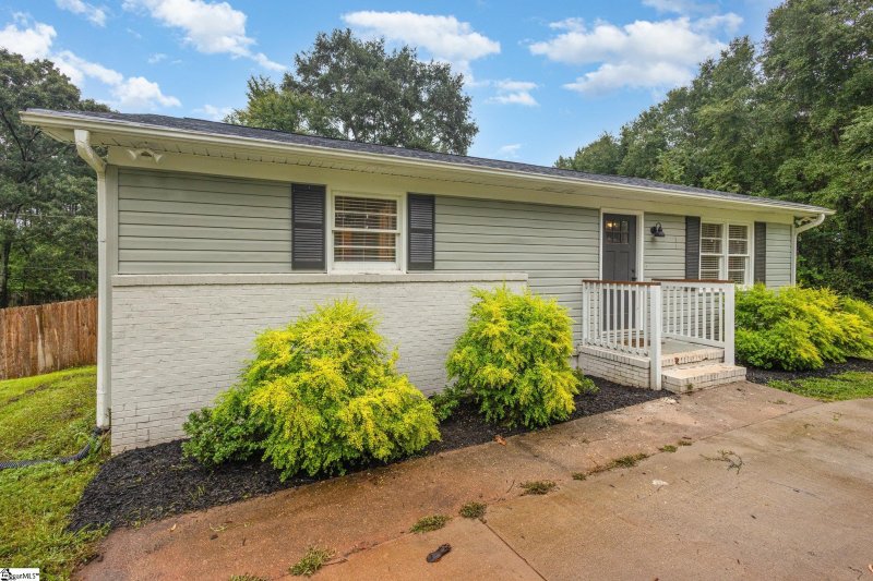 Property image 2 of 24 Springbrook Court in Brookside Village, Wellford, SC 29385