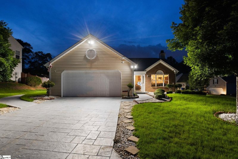 Property image 2 of 175 Bonnie Woods Drive in Woods at Bonnie Brae, Greenville, SC 29605