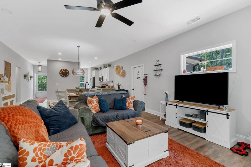 Property image 3 of 324 Sweetbriar Trail in Foxwood Hills, Westminster, SC 29693