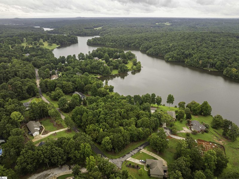 Property image 2 of 105 Bayview Court in Lake Rabon Estates, Laurens, SC 29360