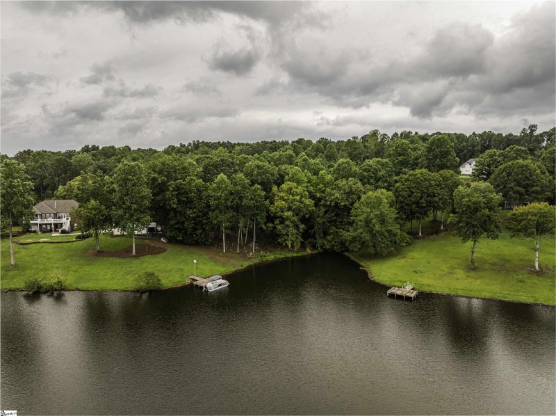 Property image 5 of 105 Bayview Court in Lake Rabon Estates, Laurens, SC 29360