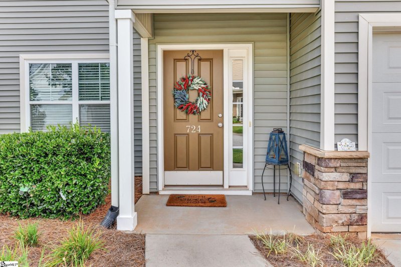 Property image 4 of 724 Elmbrook Drive in Townes at Brookwood, Simpsonville, SC 29681
