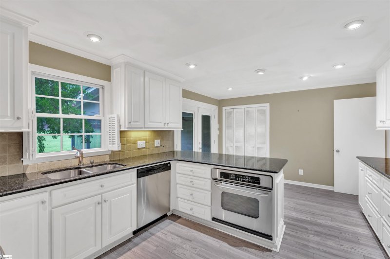 Property image 4 at 299 Heathwood Drive, Spartanburg, SC 29307