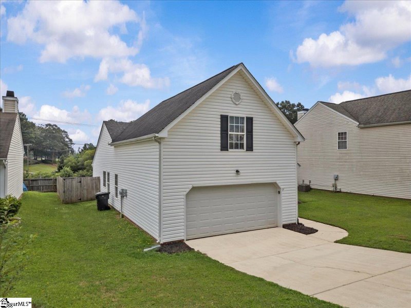 Property image 2 of 212 Clay Thorn Court in Heather Hills, Greer, SC 29651