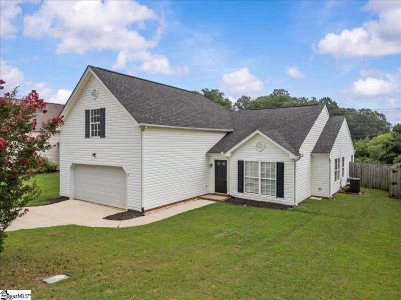 Property image 3 of 212 Clay Thorn Court in Heather Hills, Greer, SC 29651