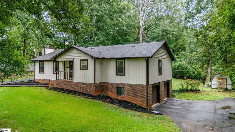 Property image 2 of 105 Rollingwood Way in Georgetown, Easley, SC 29640