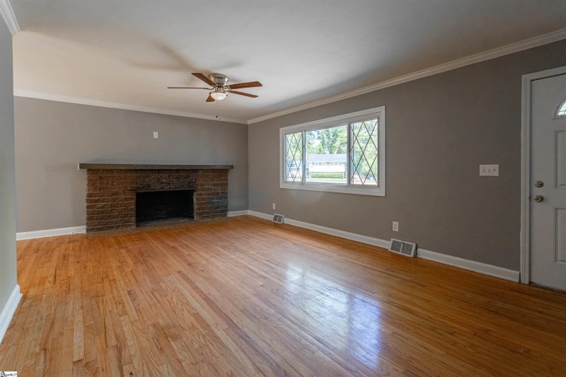 Property image 3 at 110 E Belvedere Road, Greenville, SC 29605