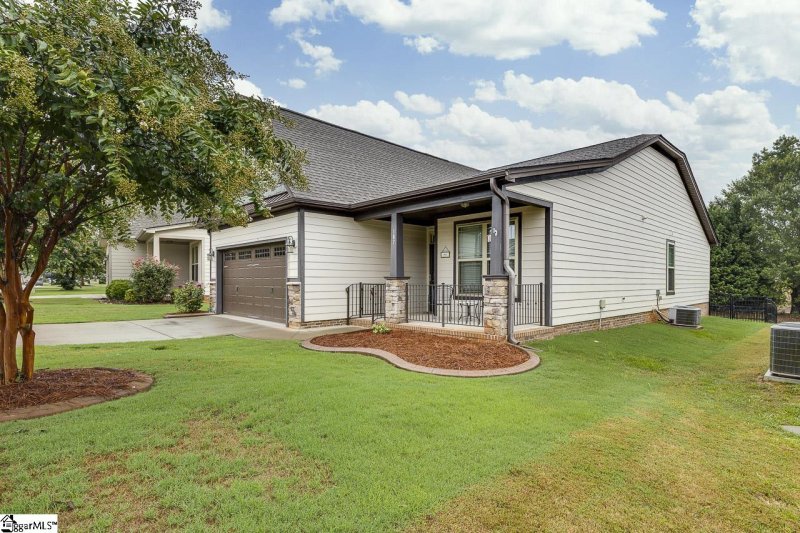 Property image 3 of 187 Bur Oak Drive in Seven Oaks, Taylors, SC 29687