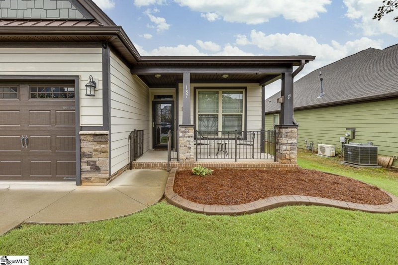 Property image 4 of 187 Bur Oak Drive in Seven Oaks, Taylors, SC 29687