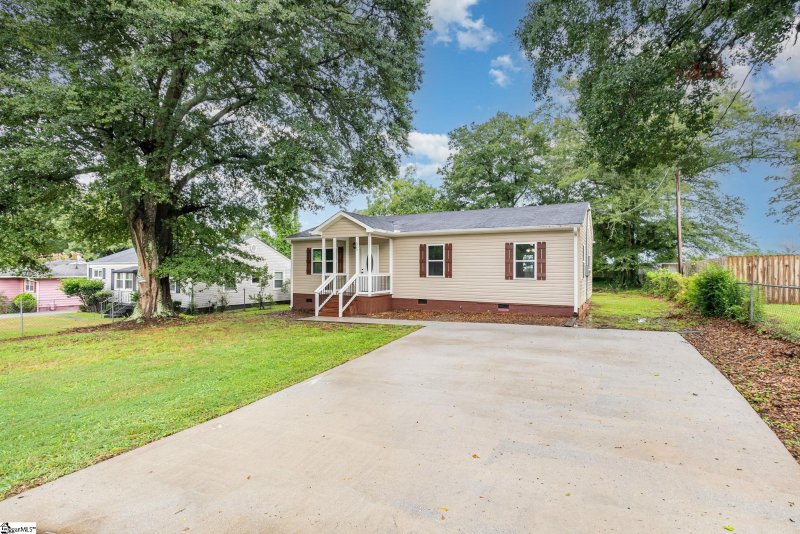 Property image 2 of 320 Crosby Circle in Paramount Park, Greenville, SC 29605