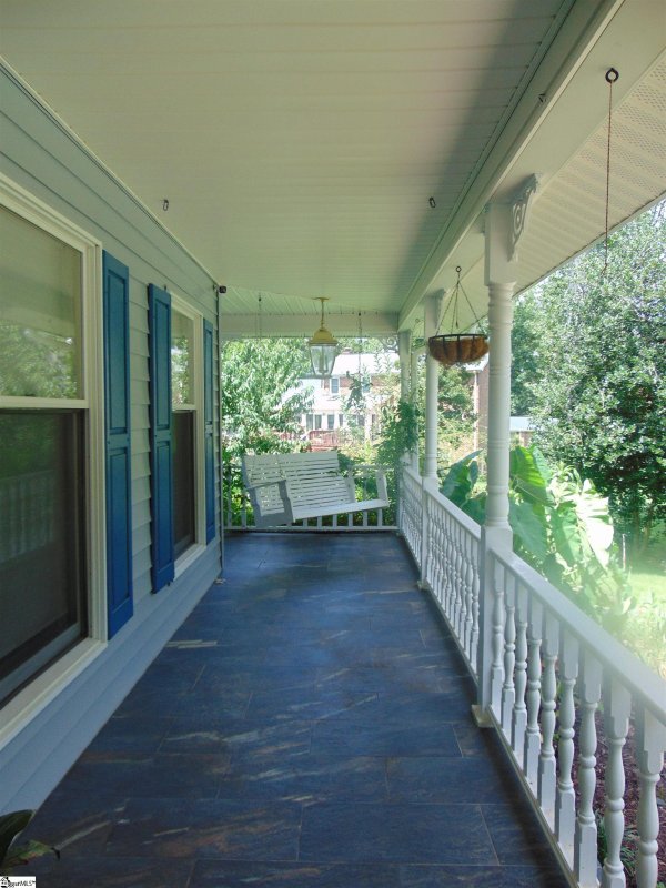 Property image 4 of 404 Hillpine Drive in Poinsettia, Simpsonville, SC 29681