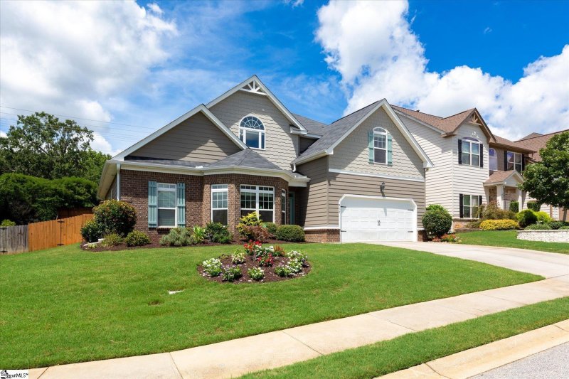 Property image 2 of 217 Lovelace Court in Adams Creek, Simpsonville, SC 29681