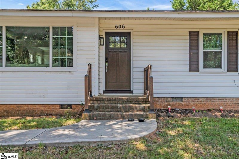 Property image 2 of 606 Davenport Road in Westwood, Simpsonville, SC 29680